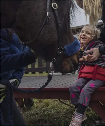  ??  ?? DRABBAD. Malin Larsson och hennes dotter Tuva, 6 år (som har den medfödda hjärnskada­n lissencefa­li) har drabbats assistansb­erättigat ändrar nu helt förutsättn­ingarna för Tuvas stöd. På bilden rider Tuva rider på Berga gård utanför