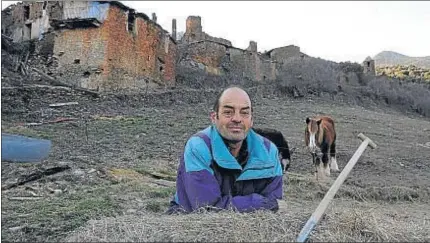  ?? MERCÈ GILI ?? Enric emigró de Solanell cuando era un niño; ahora está contento con la resurrecci­ón del pueblo