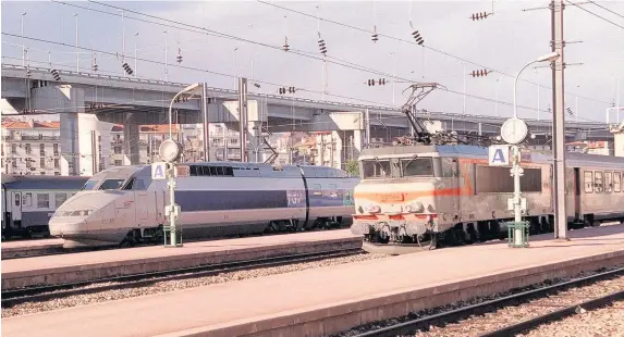  ?? Peter Cook ?? > A French high-speed TGV alongside a local train at Nice Station