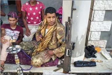  ?? LORENZO TUGNOLI/THE WASHINGTON POST ?? Pro-government fighters take a break before returning to the frontline to fight against Islamic State in Sirte.