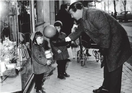  ?? ARCHIVO MARCA ?? Ferenc Puskas juega con unos niños en las calles de Madrid durante su etapa como jugador del equipo blanco.