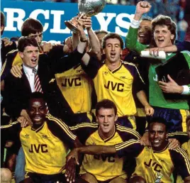  ?? OFFSIDE ?? Glory night: Arsenal celebrate their dramatic 1989 title