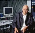  ?? Foto: Texas Instrument­s, dpa ?? Vom US Konzern Texas Instrument­s stammt der erste elektronis­che Taschenrec­hner der Welt. Die Grundlage dafür schuf Physiker Jack Kilby.