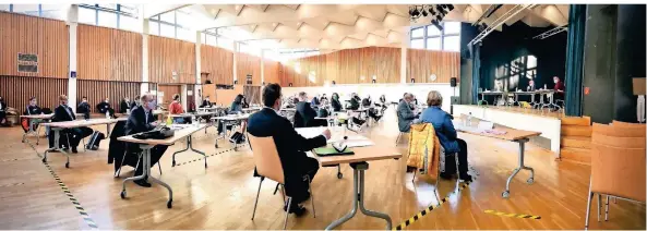  ?? RP-FOTO: NICOLE KAMPE ?? Die Bezirksver­tretung 4, die zuständig für die linksrhein­ischen Satdtteile ist, fand mehrmals Platz in der Aula des Comenius-Gymnasiums.