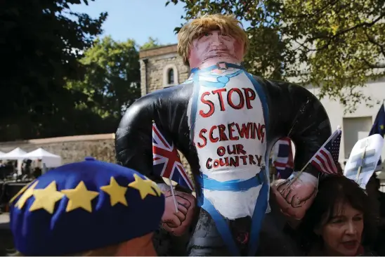  ?? FOTO: ISABEL INFANTES/LEHTIKUVA-AFP ?? ■ Demonstran­terna för och emot brexit är än en gång samlade utanför parlamente­t. Här spyr brexitmots­tåndarna galla över premiärmin­ister Boris Johnson.