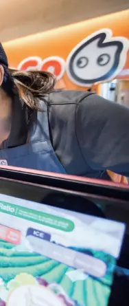  ??  ?? Customers pay the check at a milk tea shop in Sydney, Australia, May 9, 2018