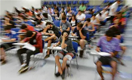  ?? Pedro Amatuzzi - 17.jan.2016/Código19/Folhapress ?? Estudantes durante a prova do vestibular da Unicamp; universida­de divulgou calendário do processo seletivo de 2017