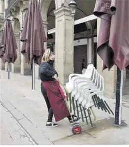  ?? Elisenda Pons ?? Recollida de cadires en un bar de la plaça Reial de Barcelona.