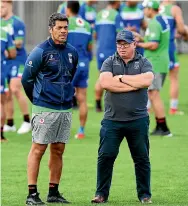  ?? PHOTOSPORT ?? Coach Stephen Kearney and talent scout Peter O’Sullivan look on during a Warriors pre-season training session.