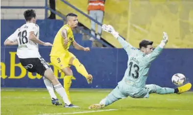  ?? GABRIEL UTIEL ?? Dani Esmoris golpea el esférico frente al portero del Burgos y el jugador Córdoba del conjunto burgalés, ayer.