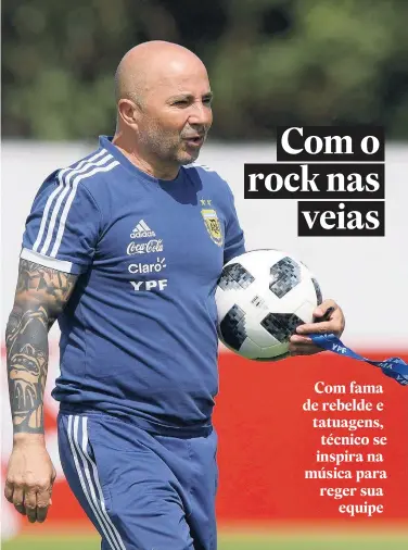  ?? JUAN MABROMATA/AFP ?? Estilo. Jorge Sampaoli e seu jeito peculiar na equipe argentina