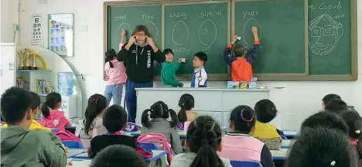  ??  ?? In classe Claudio Piani tra gli alunni della scuola Bogang di Shenzhen: «In classe ci sono 50 studenti, troppi, ma il senso del dovere è fortissimo», spiega il prof milanese