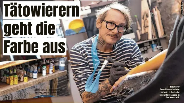  ?? ?? Tätowierer Bernd Muss bei der Arbeit. Er betreibt ein Tattoo-Studio in der Neustadt.
