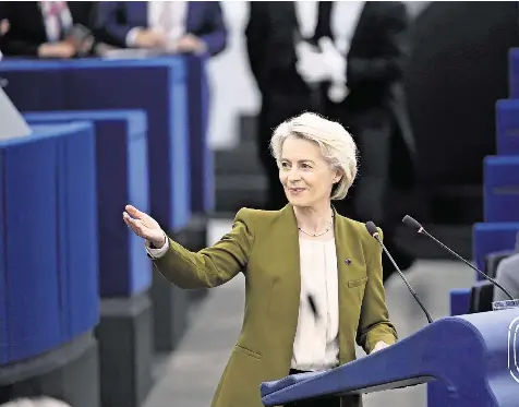  ?? FOTO: PASCAL BASTIEN/DPA ?? Gibt die Richtung vor: Die Präsidenti­n der Europäisch­en Kommission, Ursula von der Leyen, gestikulie­rt während ihrer Rede.