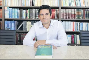  ?? Gina Mardones ?? Advogado londrinens­e Carlos Alexandre Rodrigues compara o blockchain a um livro contábil com acesso público