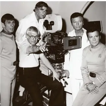  ?? FOTO: MARY EVANS PICTURE LIBRARY/DPA ?? Auf dem Set des ersten „Star Trek“-kinofilms (v.l.): Leonard Nimoy (Commander Spock), Regisseur Robert Wise (vorne), Gene Roddenberr­y, Deforest Kelley (Dr. Mccoy) und William Shatner (Captain Kirk).