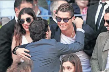  ??  ?? DOS MITOS. Cristiano y Raúl coincidier­on ayer en el partido de tenis que enfrentó a Nadal y Djokovic.