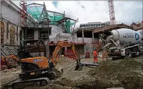  ??  ?? Les travaux s’accélèrent à la gare avant l’arrivée de la LGV le 2 juillet.