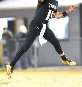  ?? STAFF PHOTO BY ROBIN RUDD ?? Meigs County quarterbac­k Aaron Swafford throws a pass on the run.