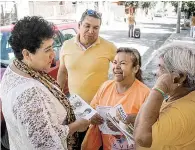  ??  ?? Recorrido. En la colonia Puerto La Virgen estuvo Mary Telma y su equipo pidiendo el voto.