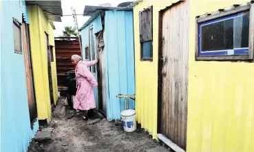  ?? PICTURE: CINDY WAXA/AFRICAN NEWS AGENCY (ANA) ?? PRECAUTION­S: Seventy-five homes in Bonteheuwe­l have been painted with fire-retardant paint in a bid by the Khusela Ikhaya Project to better protect residents in the event of a fire.
