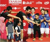  ?? HARITSAH ALMUDATSIR/JAWA POS ?? DI SINI AJA: M. Ahsan (kiri) meminta anaknya, King, turun dari podium juara. Dia dan Hendra Setiawan kembali kalah oleh Marcus F. Gideon/Kevin S. Sukamuljo.