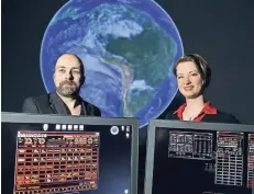  ?? RP-FOTO: STEPHAN KÖHLEN ?? Andreas Schmidt und Ana Major stellen die neue Technik des Stellarium­s vor.