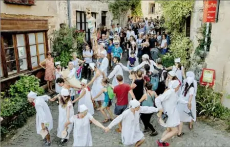  ?? - Crédits : Dominique Delpoux ?? Fête des Cornards dans les rues, le dimanche 14 août.