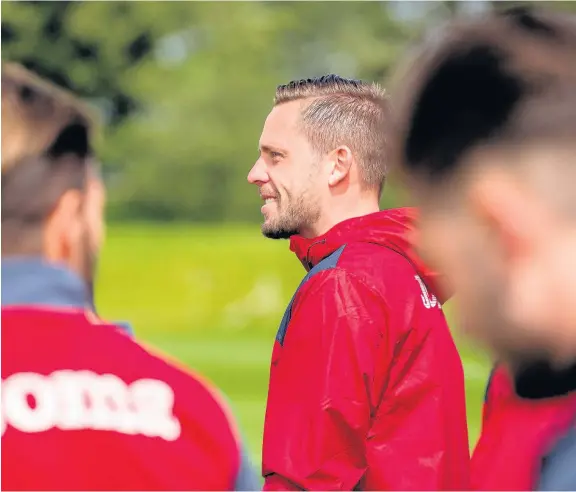  ??  ?? > Gylfi Sigurdsson with team mates during training at Fairwood last week