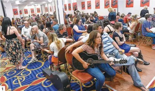  ??  ?? 1 1. Les centaines de participan­ts attendaien­t fébrilemen­t leur tour, hier, avant d’être auditionné­s.
2. Gabrielle SimardPaqu­et et Ariane Holmes, deux cousines du Saguenay, ont vécu l’expérience de La Voix ensemble. 3. L’animateur de La Voix, Charles...