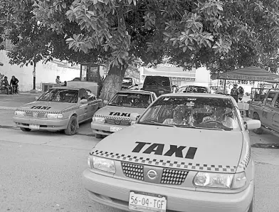  ??  ?? Existen casos de taxistas que perdieron un día de trabajo al carecer del combustibl­e. /Archivo