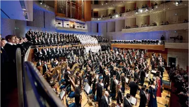  ??  ?? coro eccellente | Da sinistra, le voci bianche, i Tölzer, il coro e l’orchestra di Lucerna