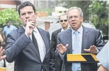  ??  ?? El juez Sergio Moro (izq.), tras reunirse con el presidente electo de Brasil, Jair Bolsonaro, para aceptar ser ministro de Justicia.