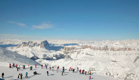  ?? Orgoglio & Sci ?? La Marmolada, simbolo stesso delle Dolomiti, contesia sia per il valore identitari­o che per gli importanti impianti di risalita