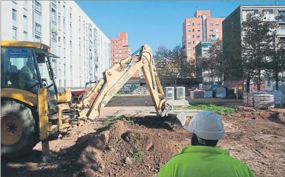  ?? KIM MANRESA ?? Primeros trabajos en el Besòs. Un terreno yermo entre bloques de la calle Palerm se convertirá en una plaza abierta al barrio