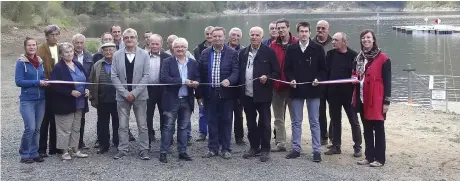  ??  ?? Les élus ont inauguré les pontons flottants début octobre.