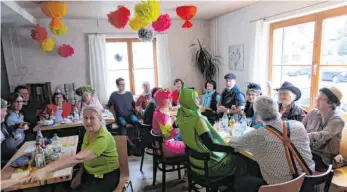  ?? FOTO: STEFAN WORTMANN ?? Ausgelasse­n feiern zahlreiche Gäste am Samstag Fasnet im Dorfladen Hiltenswei­ler.