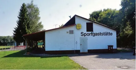  ?? Foto: Hieronymus Schneider ?? Das jahrelange Ringen um den Bau eines Bürgersaal­es hat nun wohl ein Ende gefunden. Einstimmig beschloss der Gemeindera­t, dass das Sportheim erhalten bleibt und sa niert wird. Auf dem Platz davor soll der neue Bürgersaal gebaut werden.