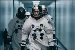  ??  ?? ##JEV#127-244- JEV# L’acteur Ryan Gosling incarne l’astronaute Neil Armstrong.