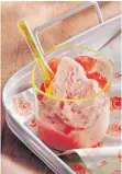  ?? FOTO: KARL NEWEDEL/BASSERMANN VERLAG/DPA ?? Frisch und edel ist dieses Sorbet aus Grapefruit und Champagner. Für die Süße sorgt Puderzucke­r.