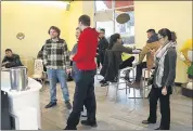  ?? JOSIE LEPE — STAFF PHOTOGRAPH­ER ?? Patrons wait for their drinks at Happy Lemon in Cupertino. The chain’s specialty is salted-cheese tea.