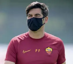  ??  ?? Con la mascherina/2 Paulo Fonseca, tecnico della Roma, 47 anni