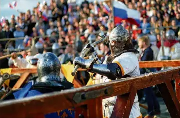  ??  ?? Les combattant­s, appelés « chevaliers », utilisent des armes non tranchante­s pour s’affronter. La Buhurt Prime de ce week-end est organisée par Monaco Live Production­s et l’associatio­n monégasque de combat médiéval.