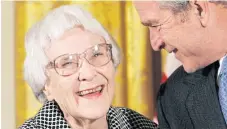  ??  ?? George W. Bush awarding the Presidenti­al Medal of Freedom to Harper Lee in 2007.