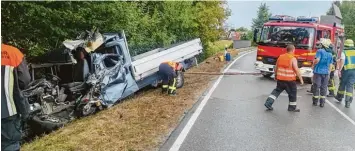  ?? Foto: Thomas Schuhwerk/Feuerwehr Gottmannsh­ofen ?? Schwerer Zusammenst­oß auf der Donauwörth­er Straße in Wertingen am gestrigen Donnerstag: Einen Schwerverl­etzen gab es bei der Kollision eines Pritschenw­agens mit einem 40 Tonner.