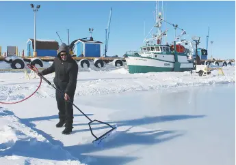  ?? - Acadie Nouvelle: Réal Fradette ?? Aidé de bénévoles, Robert Thiffault manipule avec soin la surfaceuse afin de faire de l’une des quatre patinoires du Tournoi de hockey sur étang de Caraquet un vrai miroir.