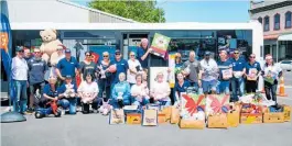  ?? Photos / Lewis Gardner ?? A bus full of food and toys is unpacked at Property Brokers Whanganui.