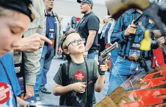  ?? EVELYN HOCKSTEIN / Reute ! ?? Un niño en la convención de la Asociación Nacional del Rifle (NRA) el pasado sábado en Indianápol­is