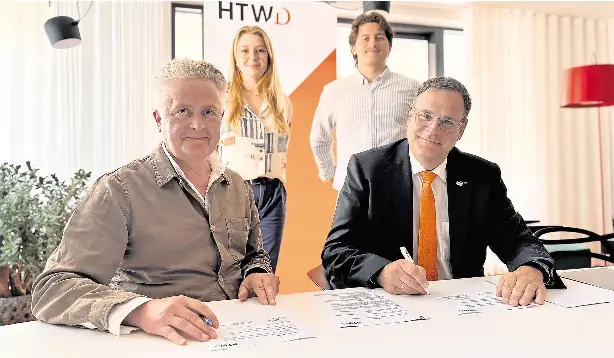  ?? FOTO: THOMAS MÖCKEL ?? Kooperatio­nsvertrag unterschri­eben: Henryk Vogel, Geschäftsf­ührer der „City Outlet Pirna GmbH“, HTW-Mitarbeite­rin Hanna Liebrecht, HTW-Student Paul Steglich und HTW-Rektor Professor Ingo Gestring (v.l.).
