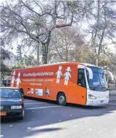  ??  ?? ►► El “Bus de la Libertad” afuera del ex Congreso Nacional, en su paso por Santiago.